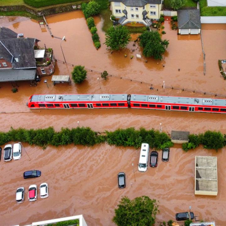 Unwetter in Deutschland: Rur-Damm in Ophoven gebrochen