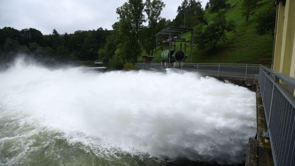 Unwetter in Deutschland: Rur-Damm in Ophoven gebrochen 
