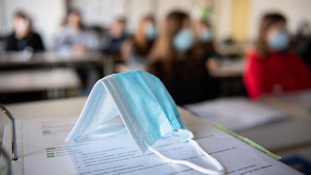 RKI stellt größere Delta-Ausbrüche an Schulen fest – Wieler: Maskenpflicht und Tests für Schüler bis Frühjahr 2022 nötig 