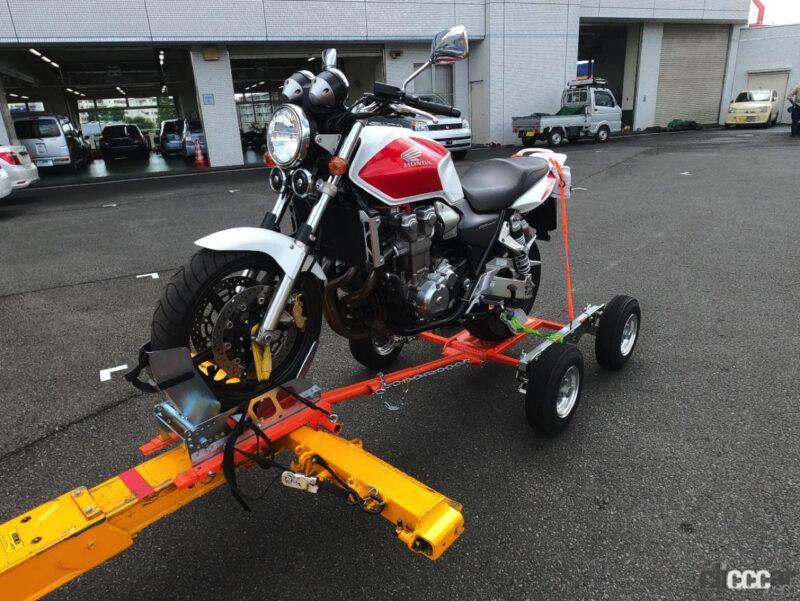 Japan's first! JAF develops a special attachment that can carry a motorcycle with a tow truck