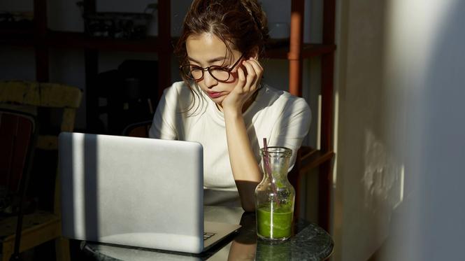 液晶画面の見すぎ｢肌によくない｣という衝撃 抗酸化物質や日焼け止めなどの対抗手段も