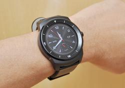 Verification of the usability of Android Wear with "LG G Watch R". Check compatibility with AV equipment