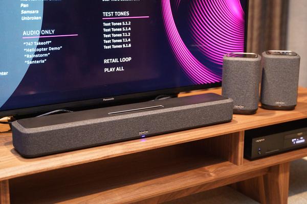 無線スピーカー追加でリアルサラウンド! デノン「SOUND BAR 550」でクルエラ 