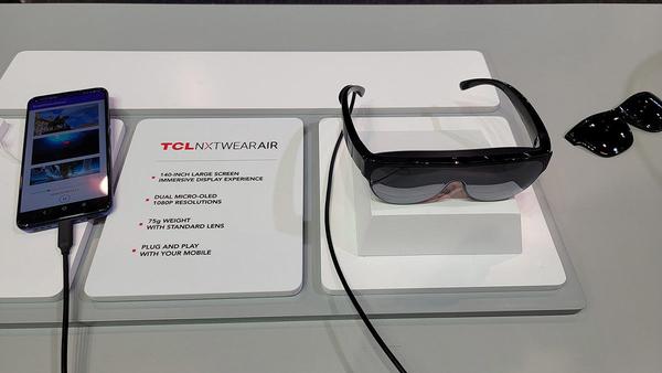 スマホ表示を140インチに大画面化するめがね型デバイスがTCLから登場