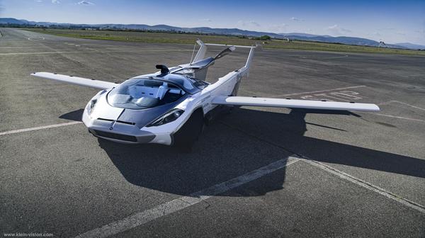 The car is flying!"Aircar", which is transformed on an airplane, succeeded in flying intermittent flights