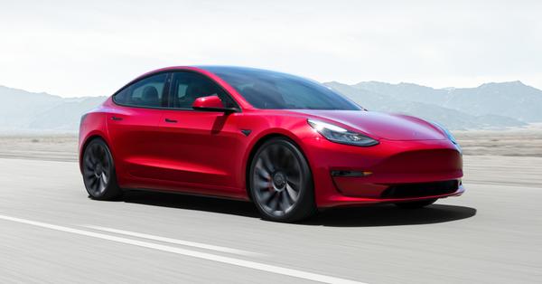 ニュース クルマというよりコンピュータ!?AIを搭載したテスラ「Model 3」に乗ってみてわかったこと