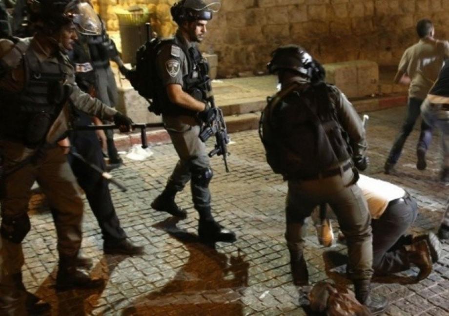 The occupation injures a young man and arrests two others near Damascus Gate