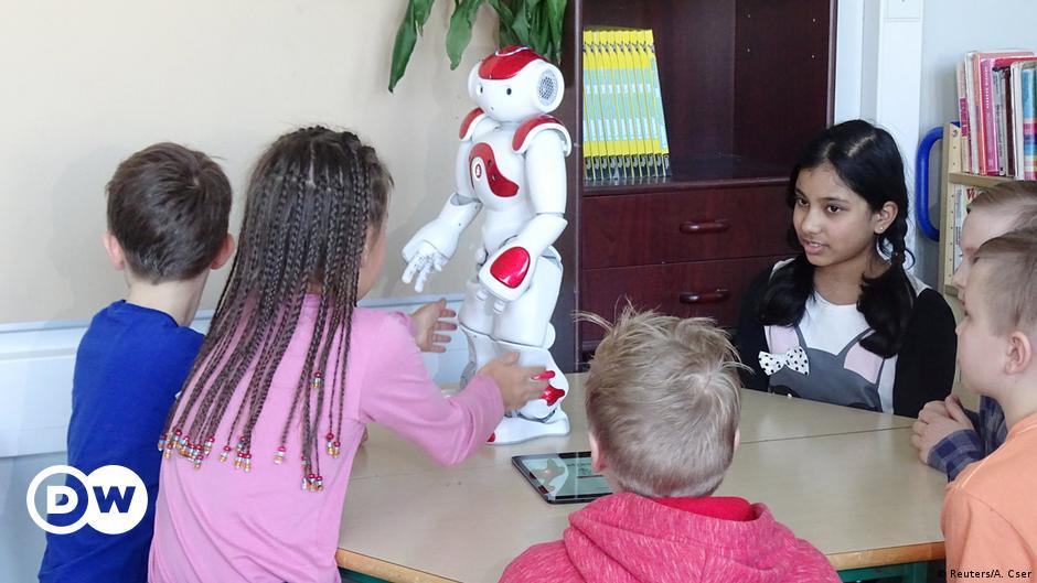 A social robot that teaches children instead of teachers 