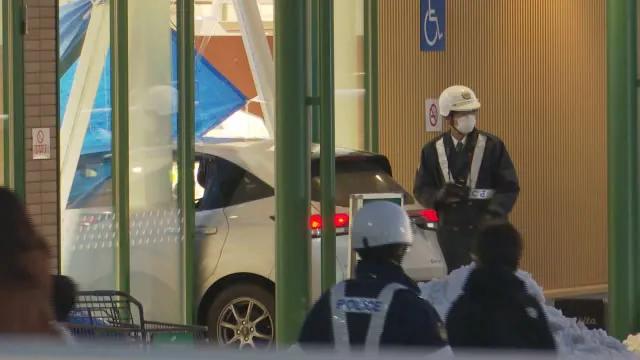  スーパーに車突っ込む　横浜の79歳男性運転「駐車しようとしたら…」　ブレーキとアクセル踏み間違えたか 