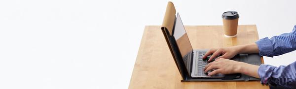 リモートワークの賢いミカタ！ ノートパソコンを守るカバーがWEB会議時にはスタンドへ変身 