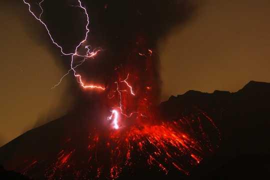 ニュース 素粒子「ミューオン」で噴火を予測…火山内部のマグマを画像化