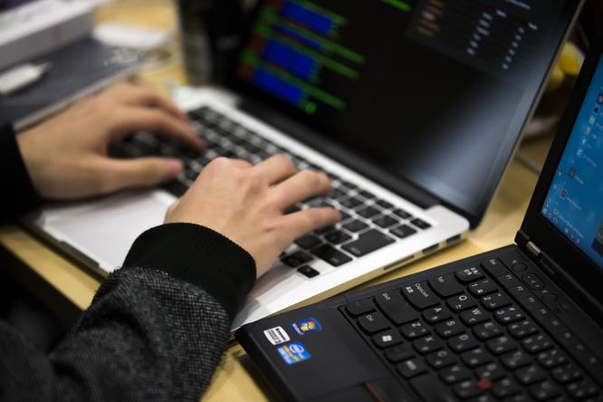 In just 5 minutes .. steps to clean the laptop keyboard professionally