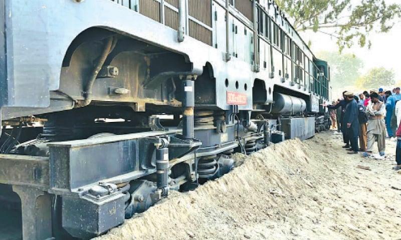 Khyber Mail escapes disaster near Mian Channu - Pakistan - DAWN.COM