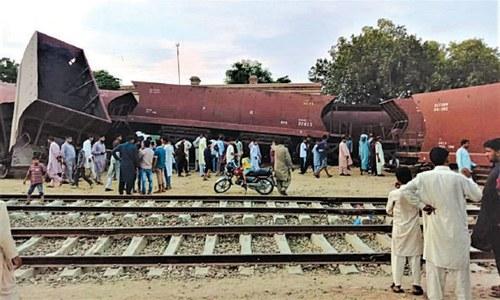 Khyber Mail escapes disaster near Mian Channu - Pakistan - DAWN.COM 