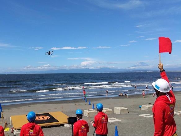 海水浴場でドローンがライフセーバーの「目」として活躍--100回超えの飛行で得た気づき