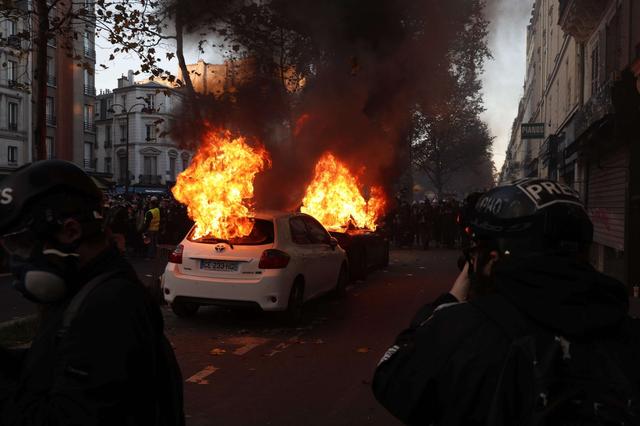 Tens of thousands protest in France against police violence and a new security law- (photos and video) keywords