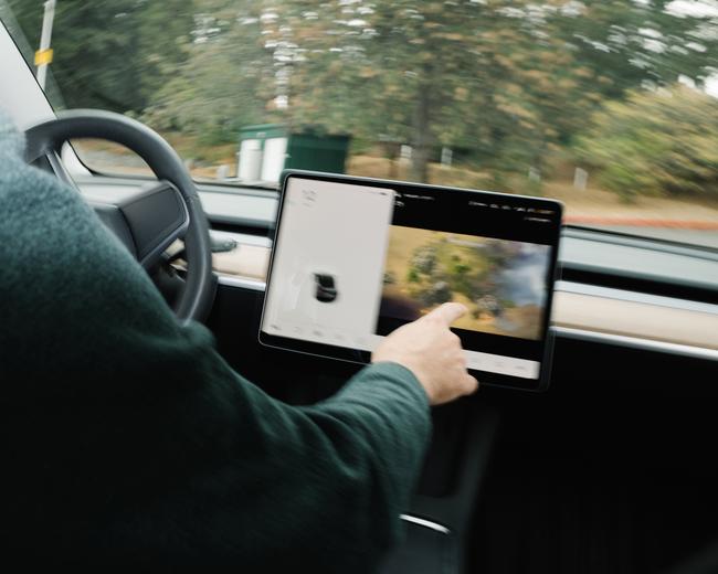 Displaced the driver's attention .. An American investigation of the possibility of playing the video while driving Tesla