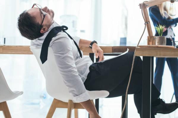 The dangers of sleeping while sitting .. Can it be fatal?