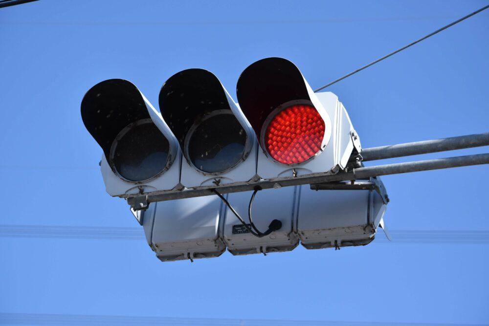 【点滅信号】赤信号や黄信号の点滅時の意味と対応とは？罰則や事故時の過失割合まで