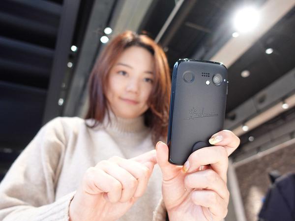小型で独自アプリが特徴のBALMUDA Phoneを使ってみた - 課題は価格 