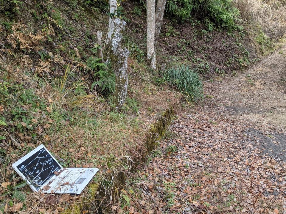 誰が何のために？　廃校で枯れ葉まみれのノートパソコンを発見→不思議に思って覗いてみると...