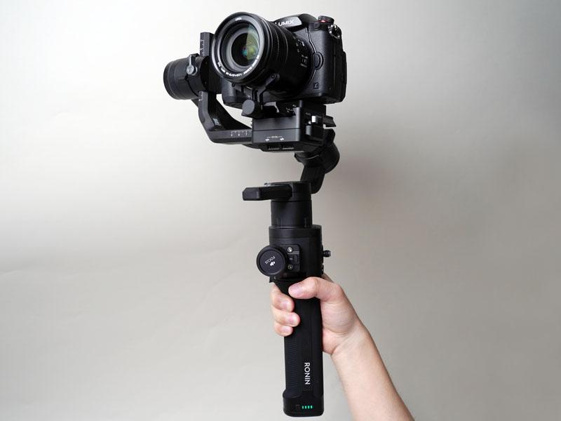 DJI's gimbal "Ronin-S", which has been powered up and reduced to the mirrorless camera shake