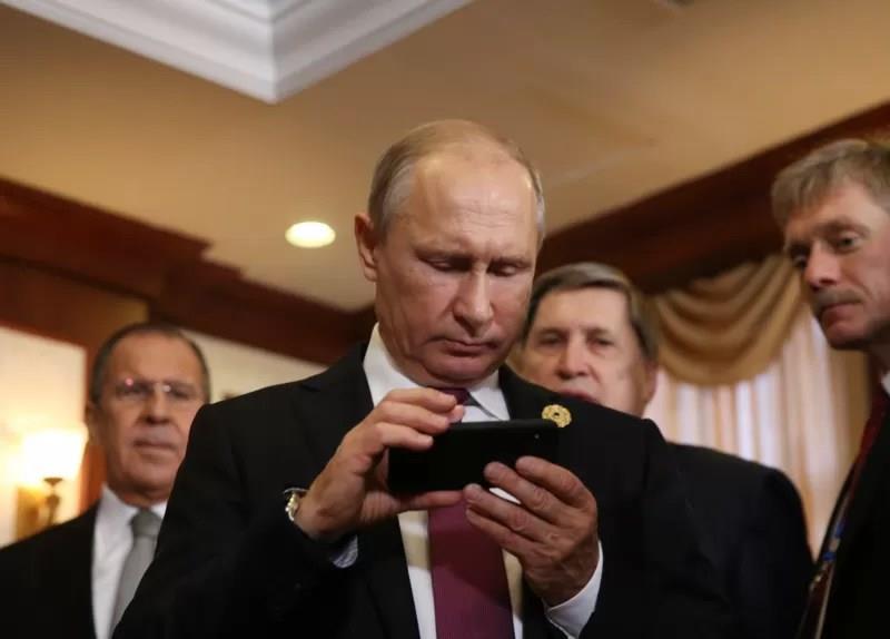 Social media: How does Russia try to impose control over it?