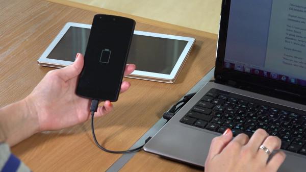 Experts explain the negatives of smartphones via laptop