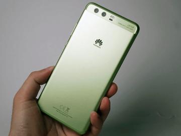 Leicaダブルレンズがスマホに! 自撮りしないオジサンでもHUAWEI「P10 Plus」はうれしいのか 