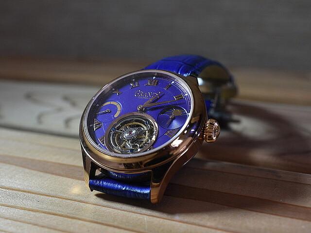 Enjoy the luxury watch with the tourbillon you've been longing for at a reasonable price!