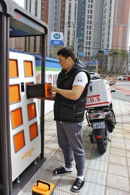 電話ボックスでバイク充電やテレワーク　韓国で公衆電話が次々変身