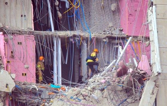 Large concrete debris fell at the "Gwangju Mansion Collapse Accident" ... All rescue personnel escaped = South Korea