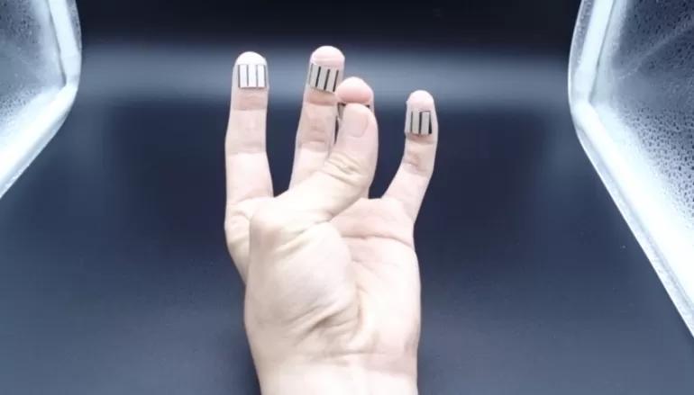 A device that reaps the energy of the fingers