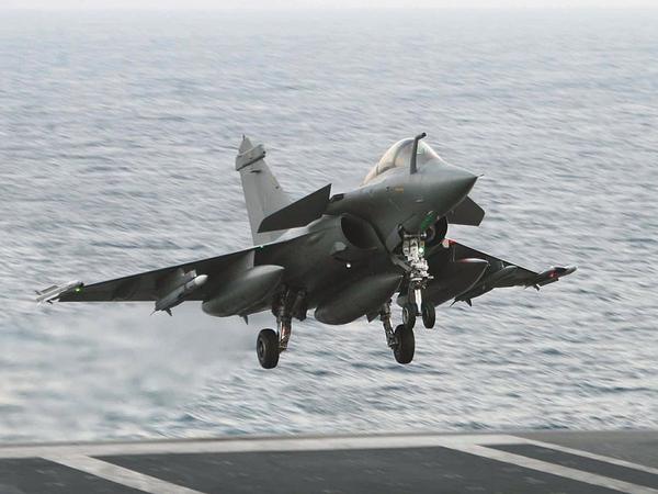 The Indian Navy tests the Rafale-M on the INS Vikrant aircraft carrier