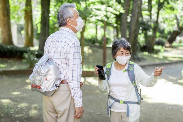 「高学歴な人」ほど移動中にスマホ操作 東大3000人調査で分かった“意外な相関関係”とは