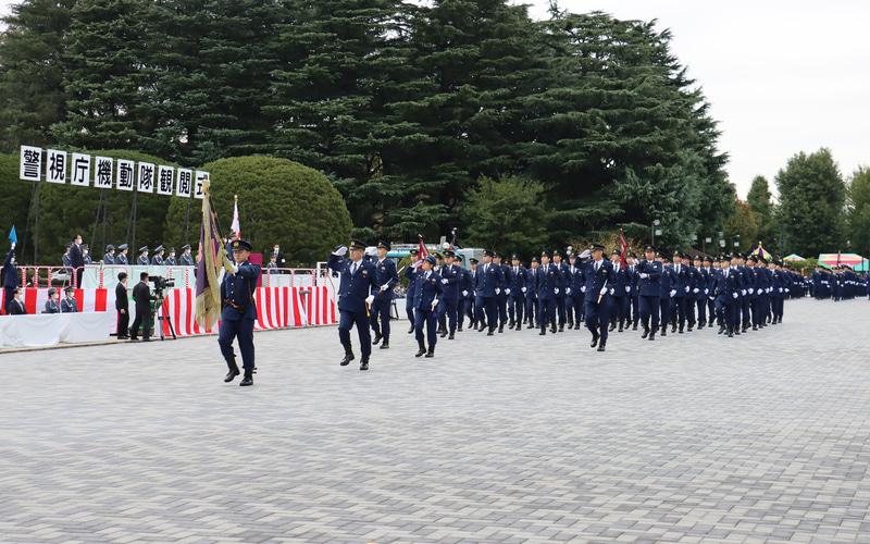 令和3年「警視庁機動隊観閲式」開催 車両75台、ヘリコプター4機、警備犬6頭が神宮外苑を行進 