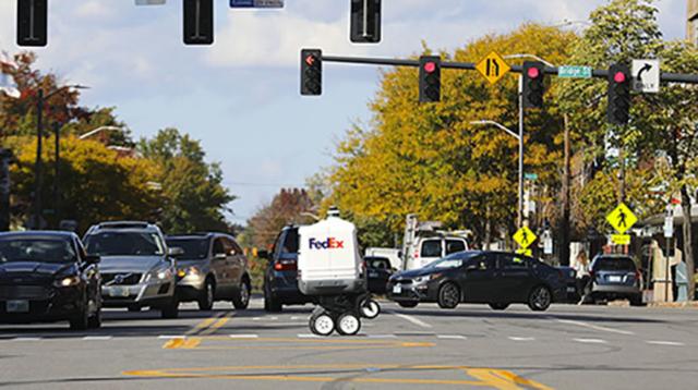 立ち上がる電動車椅子がベース。FedExの6輪配達ロボ｢Roxo｣はラスト3～6マイルを走る