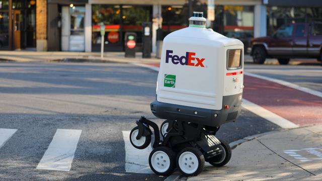 立ち上がる電動車椅子がベース。FedExの6輪配達ロボ｢Roxo｣はラスト3～6マイルを走る 