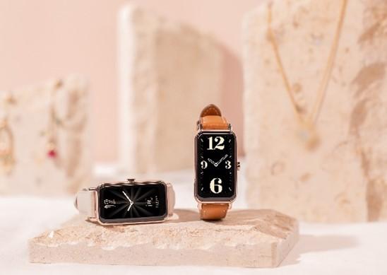 How to choose a fashionable smartwatch for women & recommended 16 selections. The point is to choose a small case or a band type!