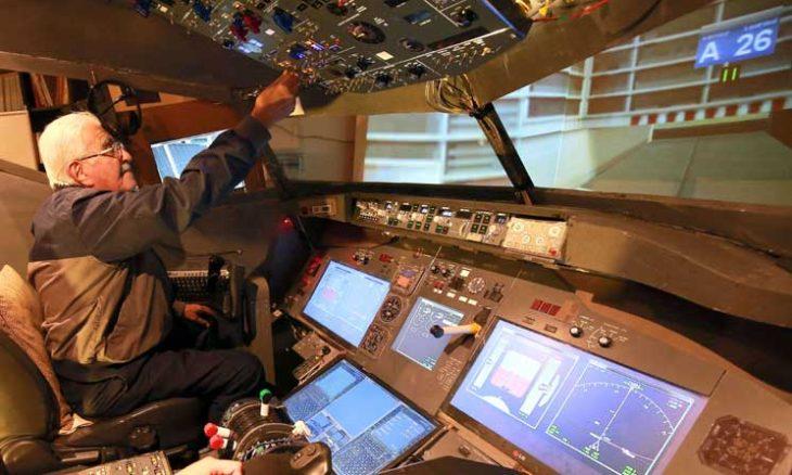 A Jordanian builds a cockpit in his home to feel "flying pleasure"