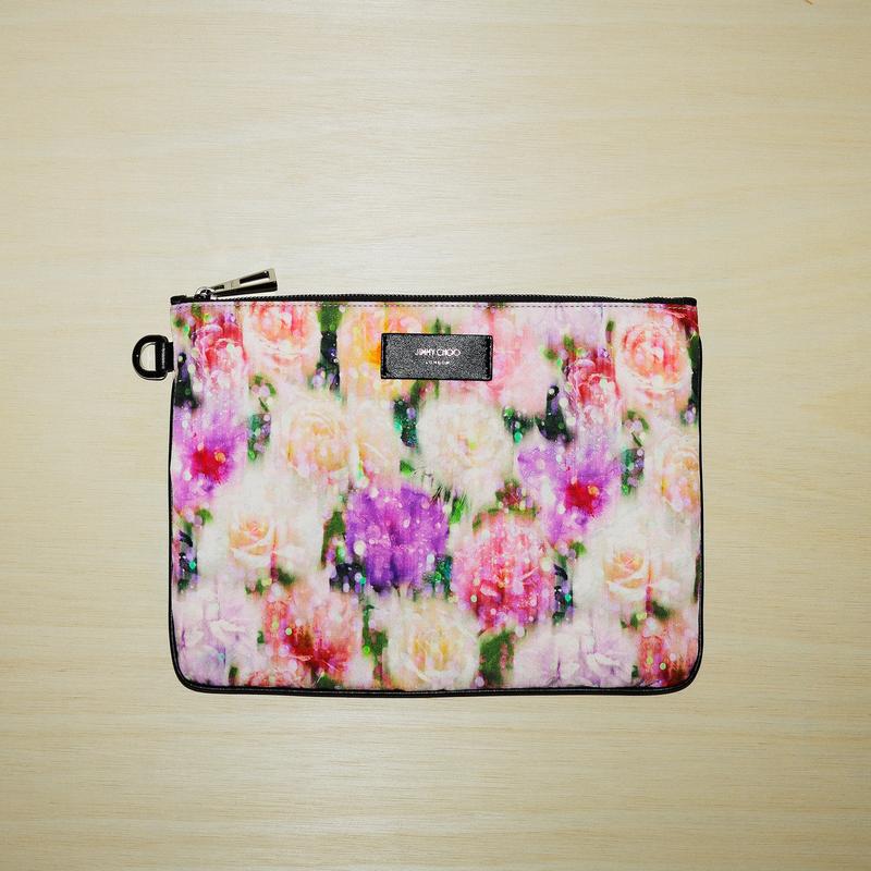 ジミー チュウの2022年春のバッグ&財布は、パンチの効いたカラー多し！──特集：「バッグと財布」 