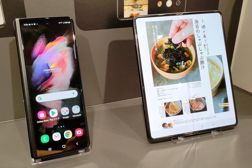 NTTドコモの5G対応フォルダブルスマホ「Galaxy Z Fold3 5G SC-55B」を写真と動画で紹介！圧倒的高性能で防水や衝撃に強い耐久性など【レポート】 - S-MAX