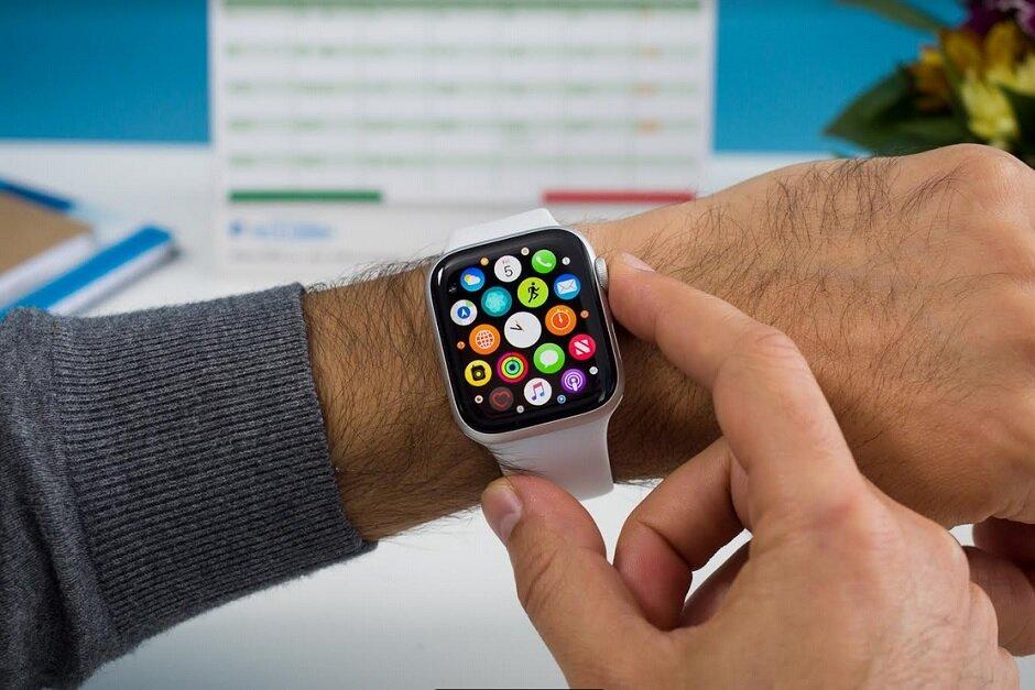 Five features in a smart Apple watch make it easier for you to work remotely.