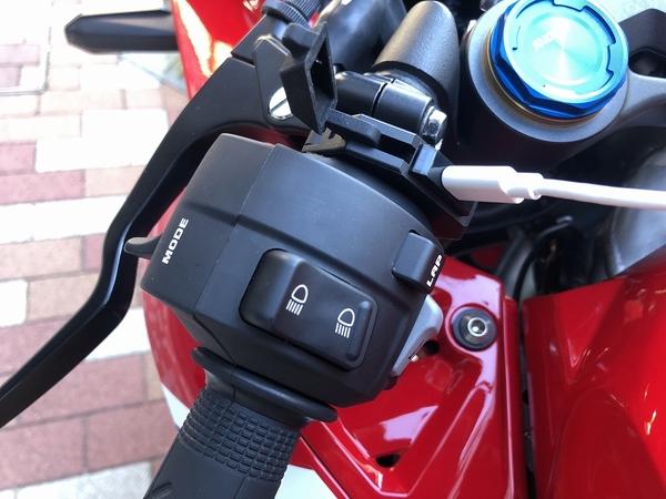 DIY attached the accessory for charging the smartphone on the bike to the CBR250RR