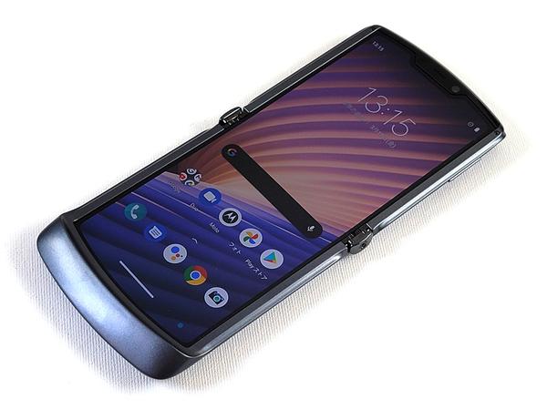  完全密着の美しいモトローラの折りたたみスマホ「razr 5G」はこうして生まれた！