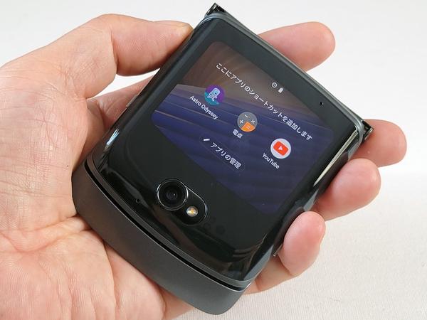  完全密着の美しいモトローラの折りたたみスマホ「razr 5G」はこうして生まれた！ 