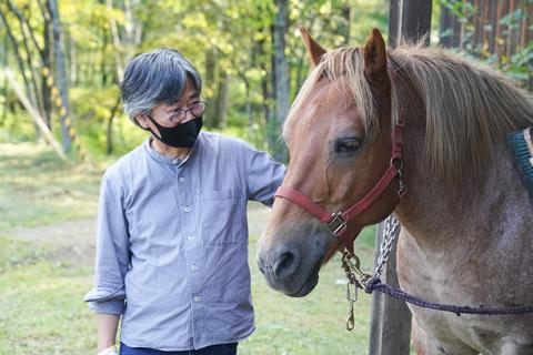 北海道・十勝で大自然を放牧中の馬を捕まえるには？ 
