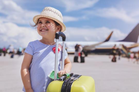 ＜慎重派ママの相談＞小学校低学年で飛行機デビューは妥当？耳抜きや過ごし方、心配ごとがたくさん……