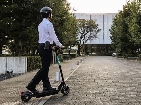 電動キックボードのワイヤレス充電ポートを開発 シェアサービスの維持コスト大幅低減か 