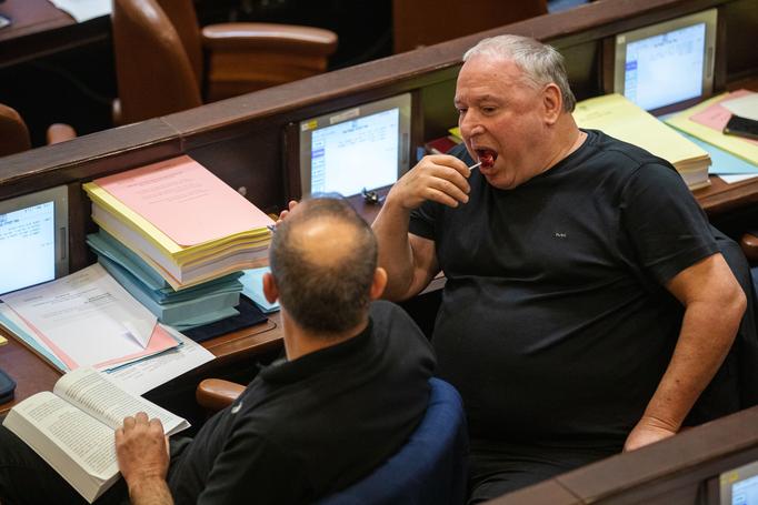 Knesset speaker bans MKs from snacking in plenum 